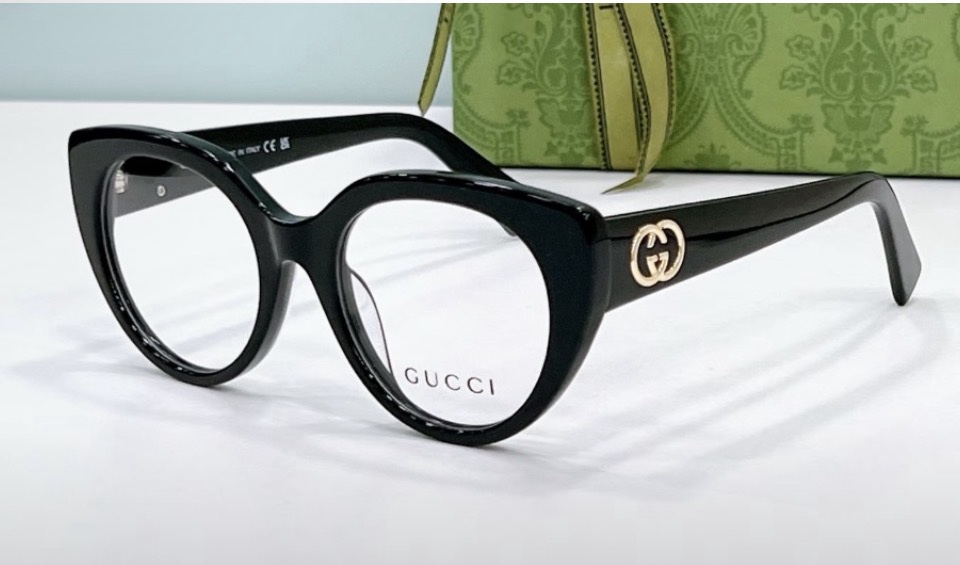 Gucci black W